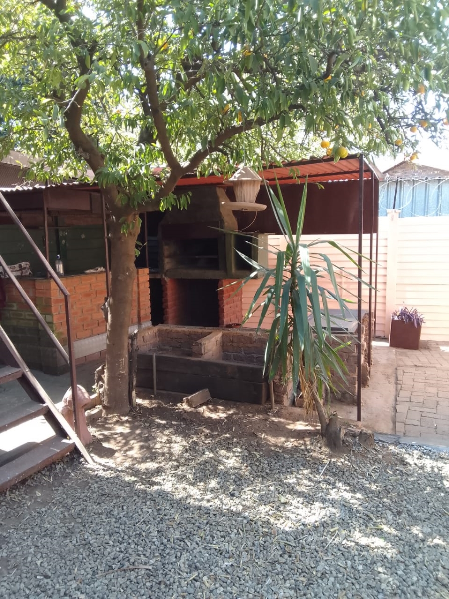 5 Bedroom Property for Sale in Geelhoutpark North West